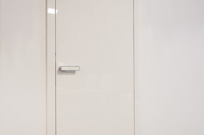 Белая дверь с белой ручкой фото в интерьере